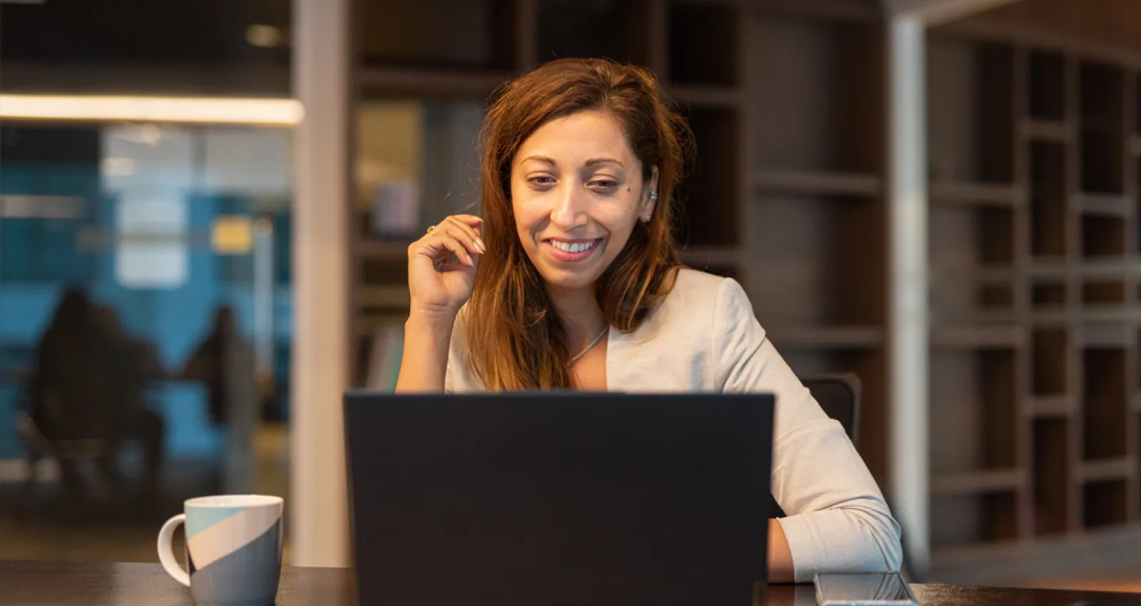 Foto de una mujer trabajando con un portatil