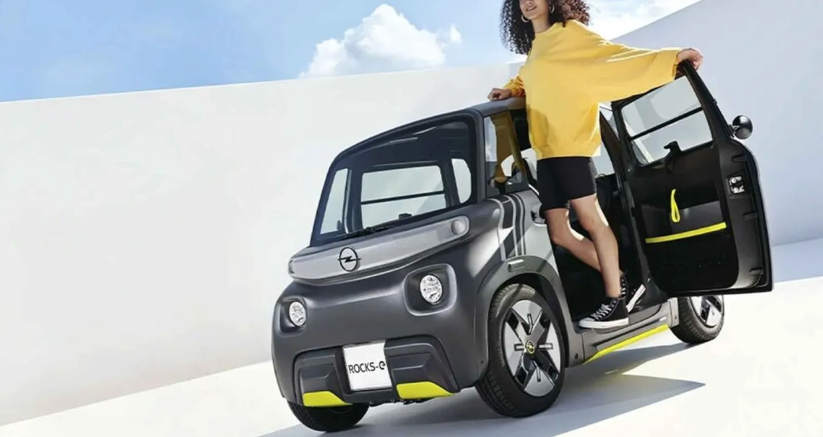 Foto de una mujer usando un vehículo opel