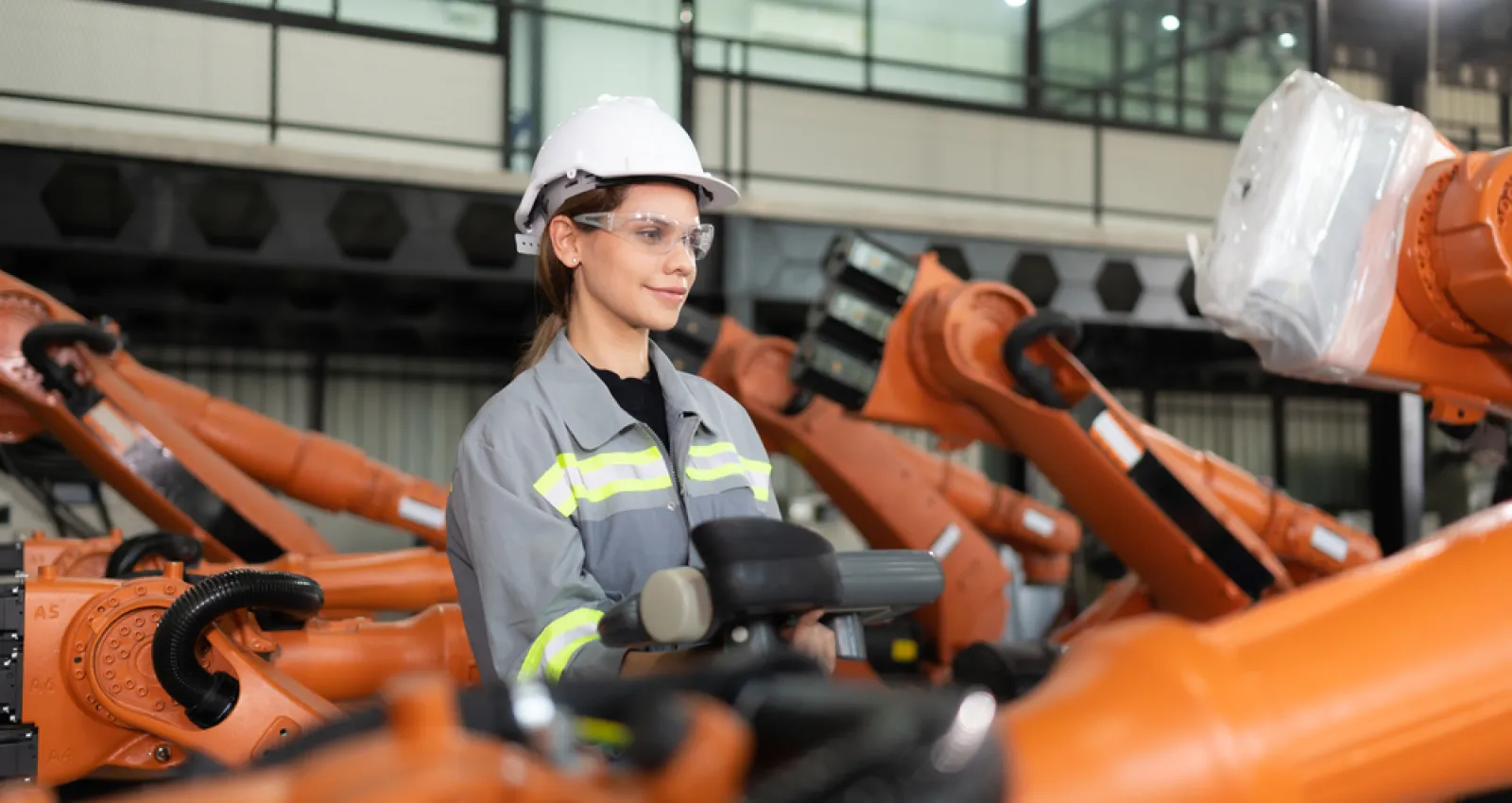 Foto de una mujer utilizando un brazo robot