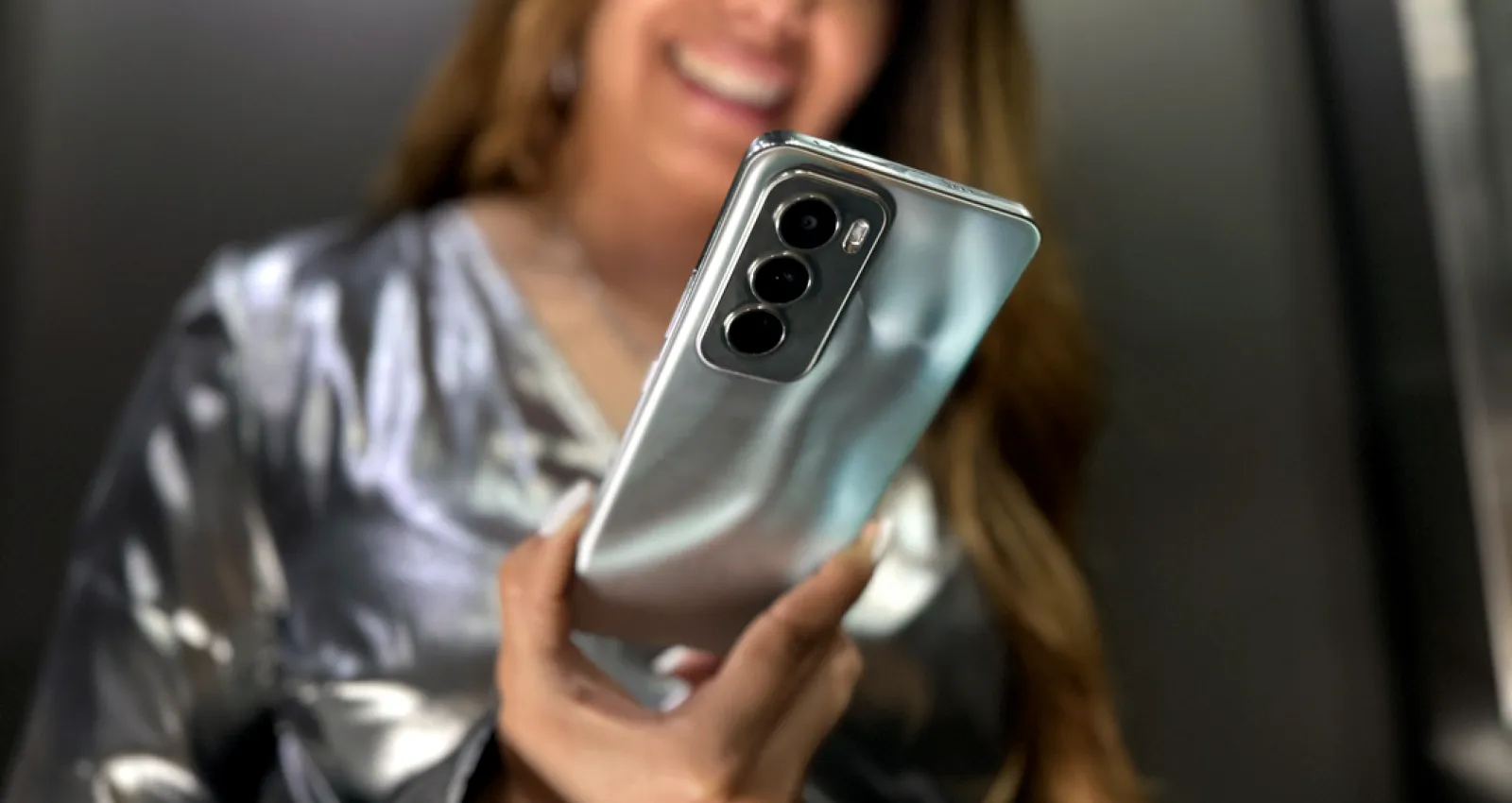 Foto de una mujer utilziando un celular oppo reno 12