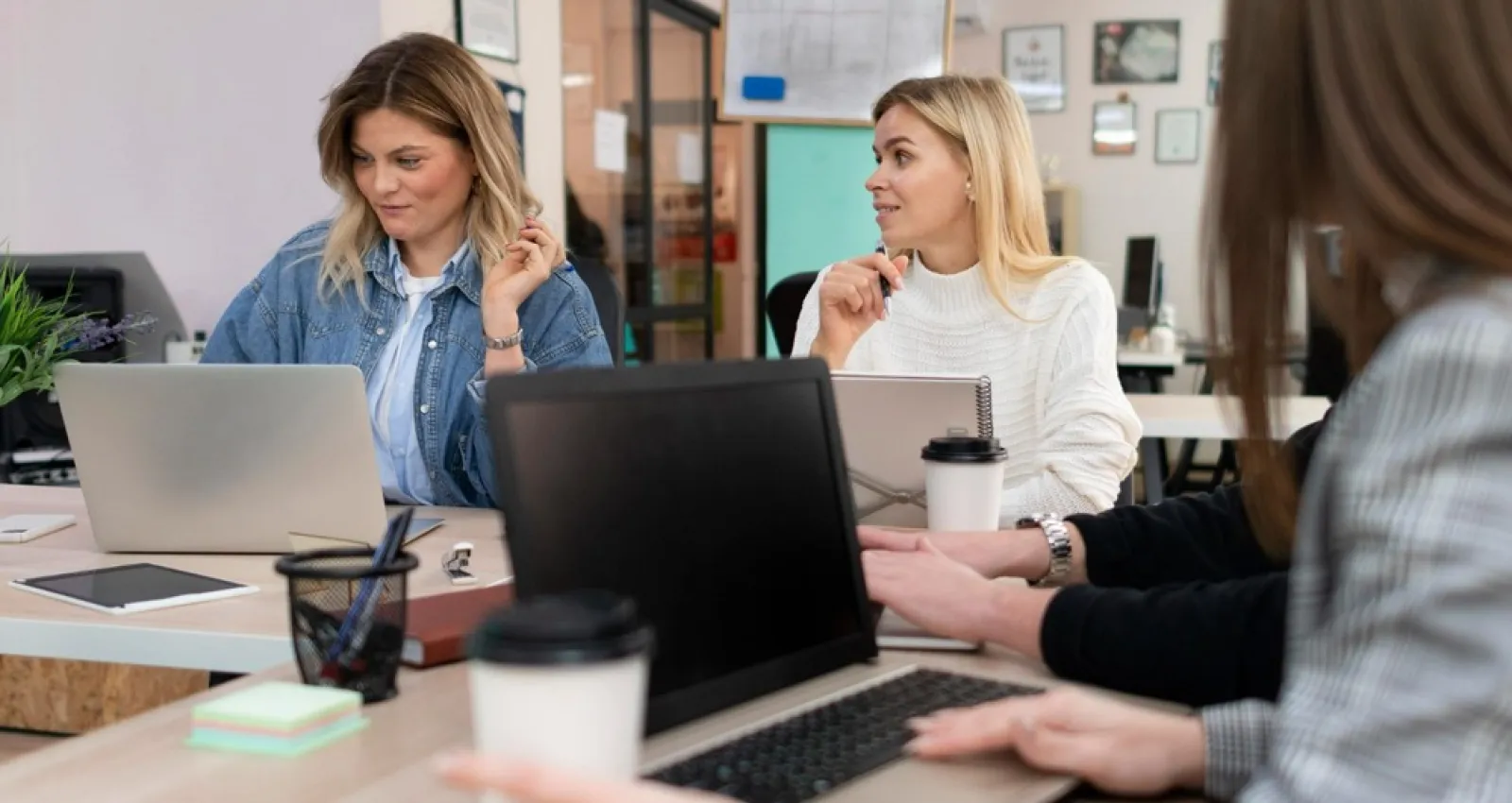 Foto de una oficina con personas reunidas en una oficina