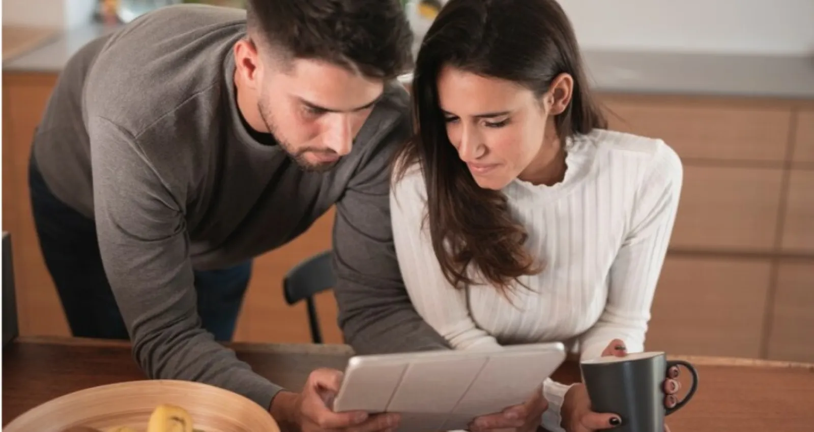 Foto de una pareja mirando un recibo