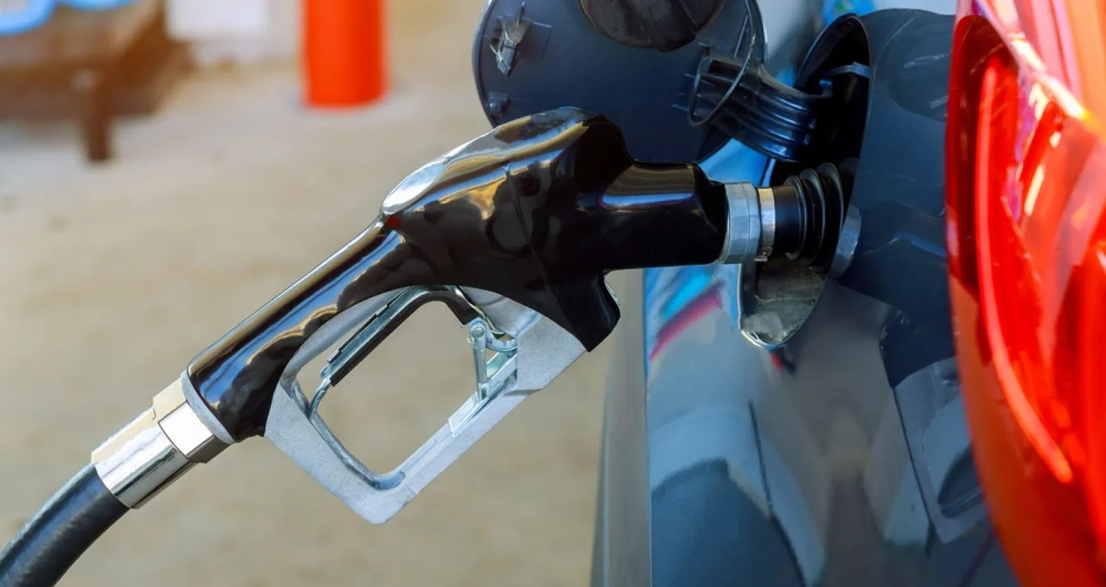 Foto de una persona cargando un carro con gasolina