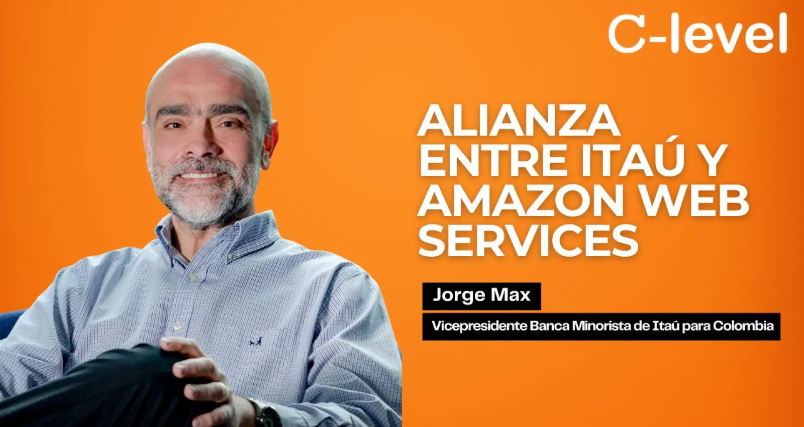 Foto de una persona con camiseta azul mirando a la cámara, fondo naranja
