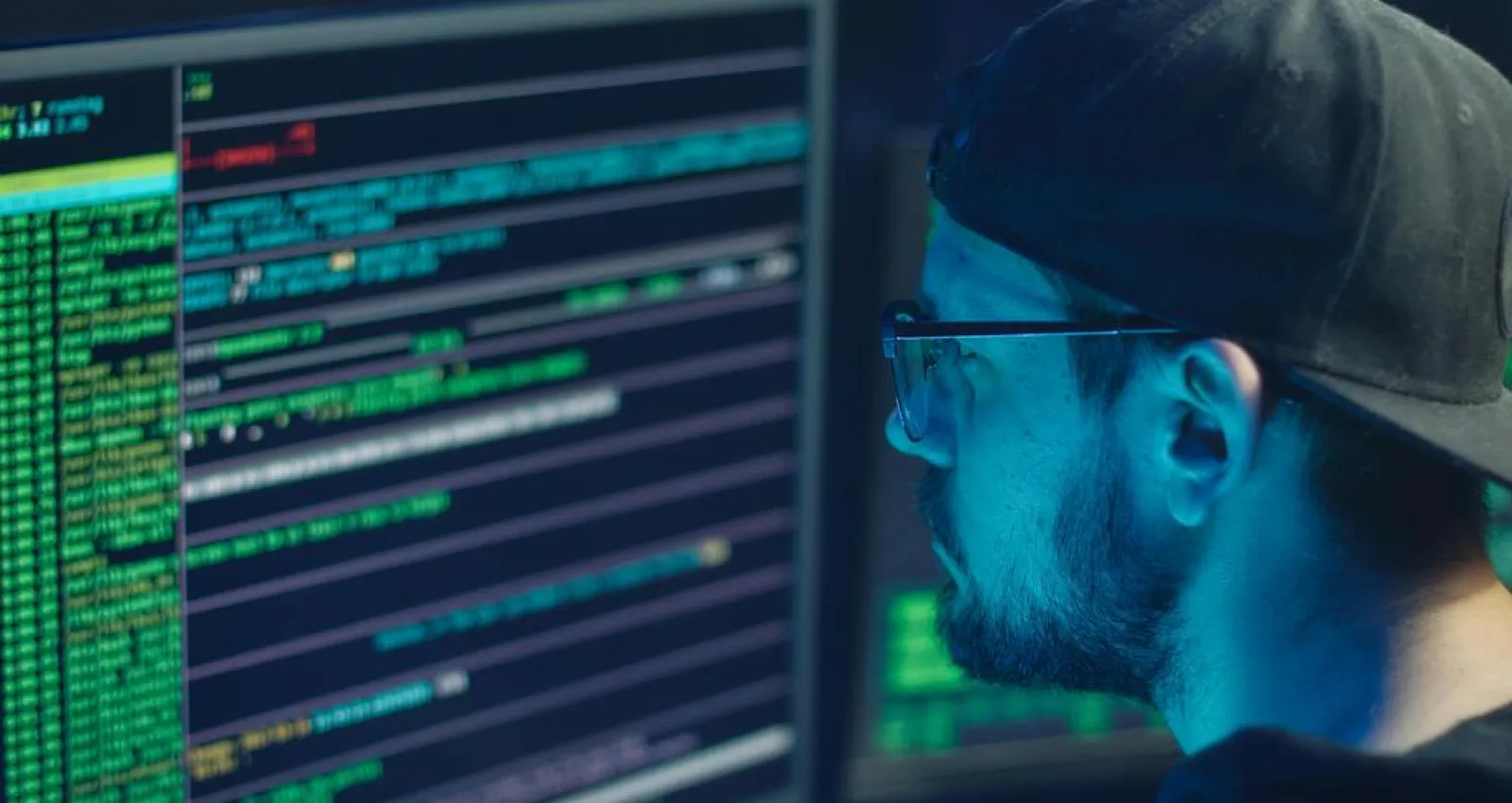 Foto de una persona con gafas frente a una computadora