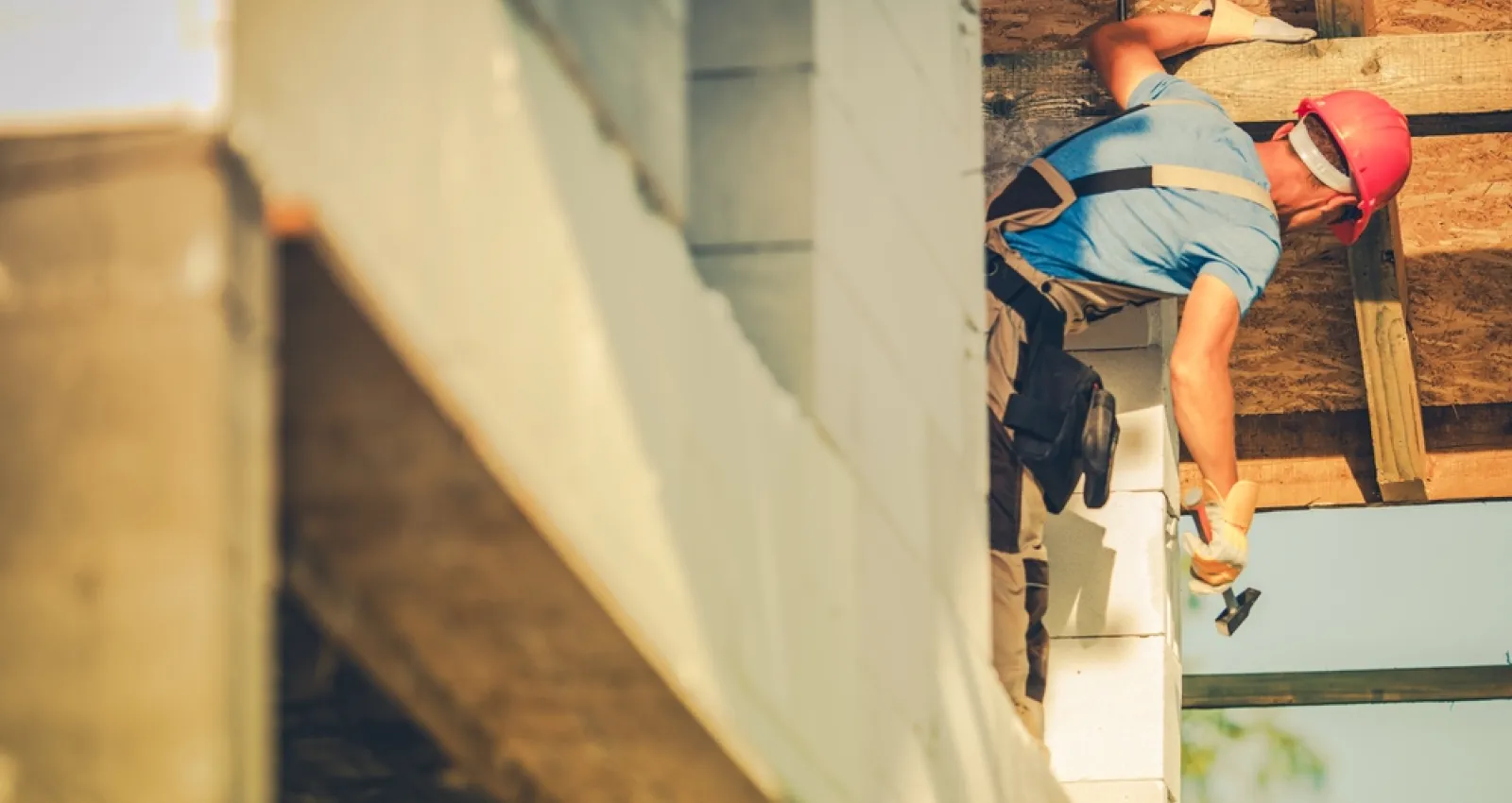 Foto de una persona con un casco en una construcción