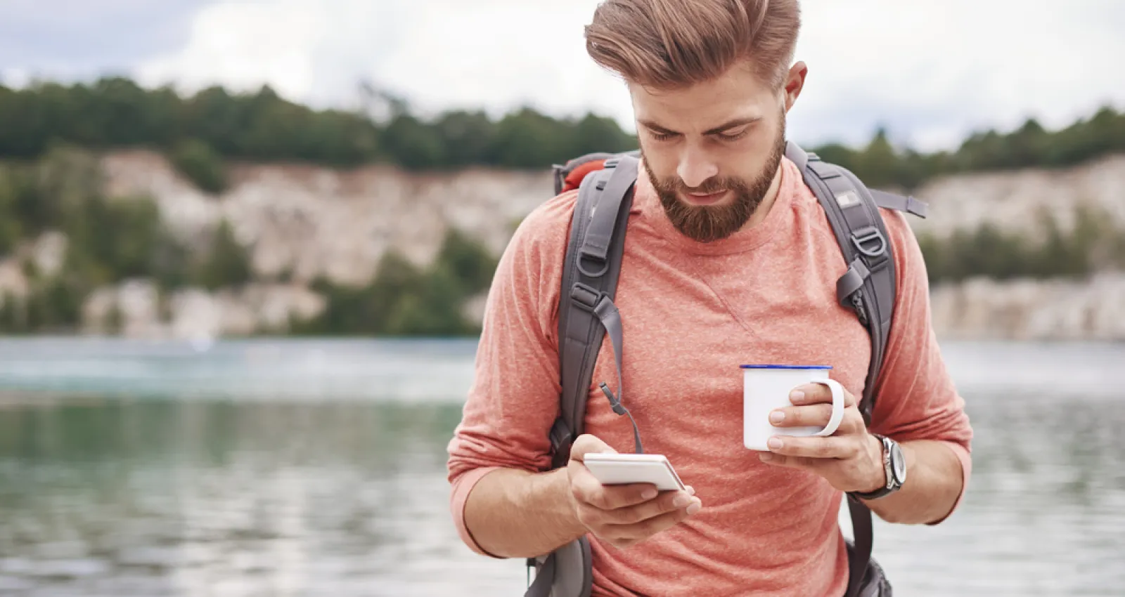 Foto de una persona con un celular en la mano