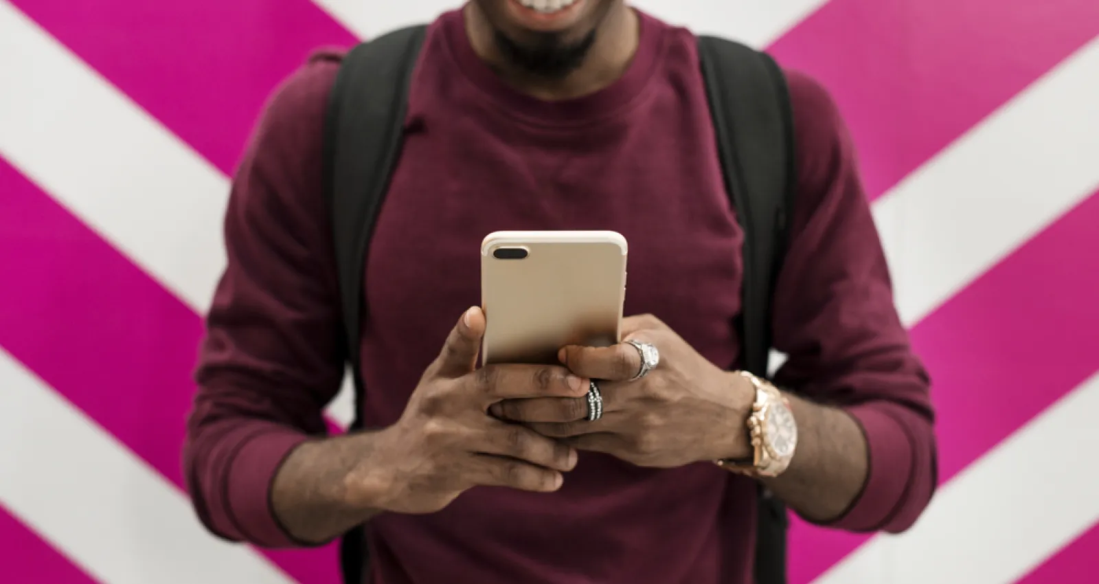 Foto de una persona con un celular en su mano