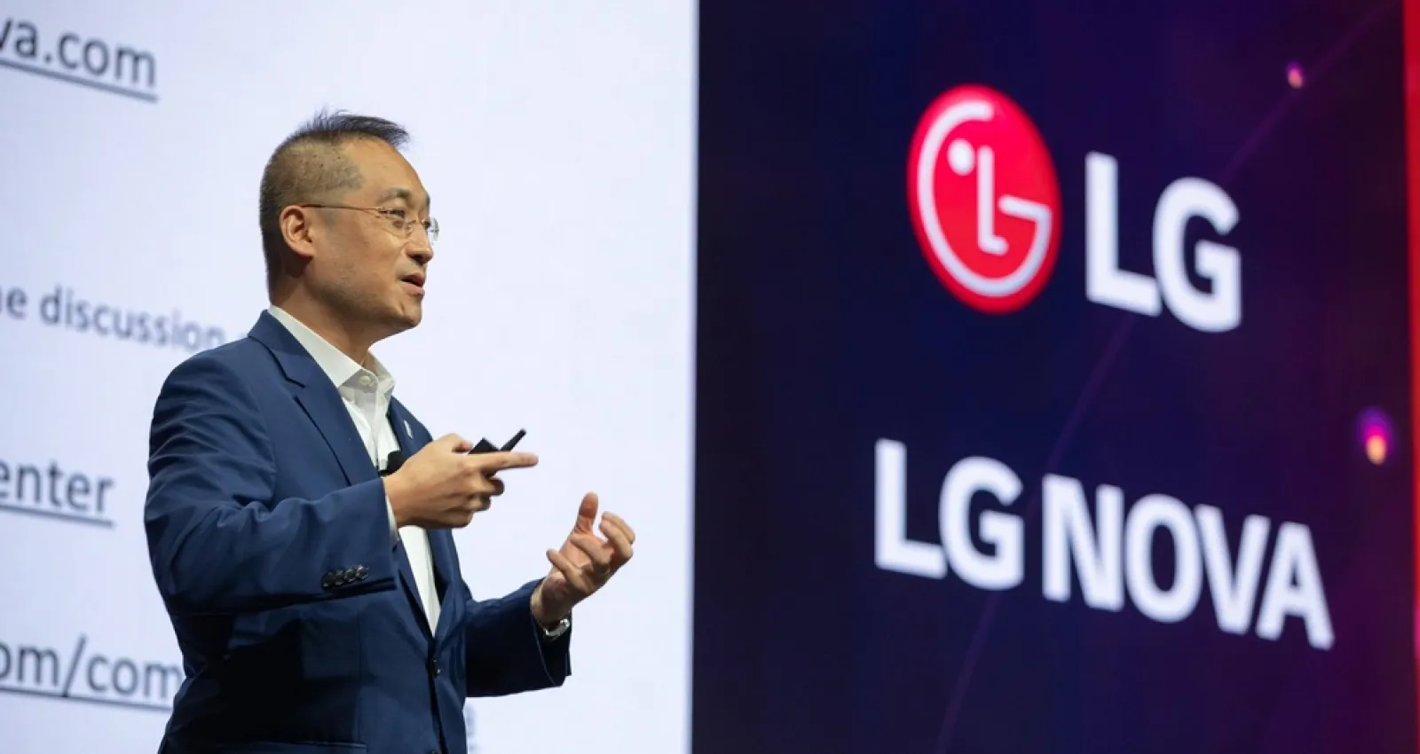 Foto de una persona con un logo de LG al fondo