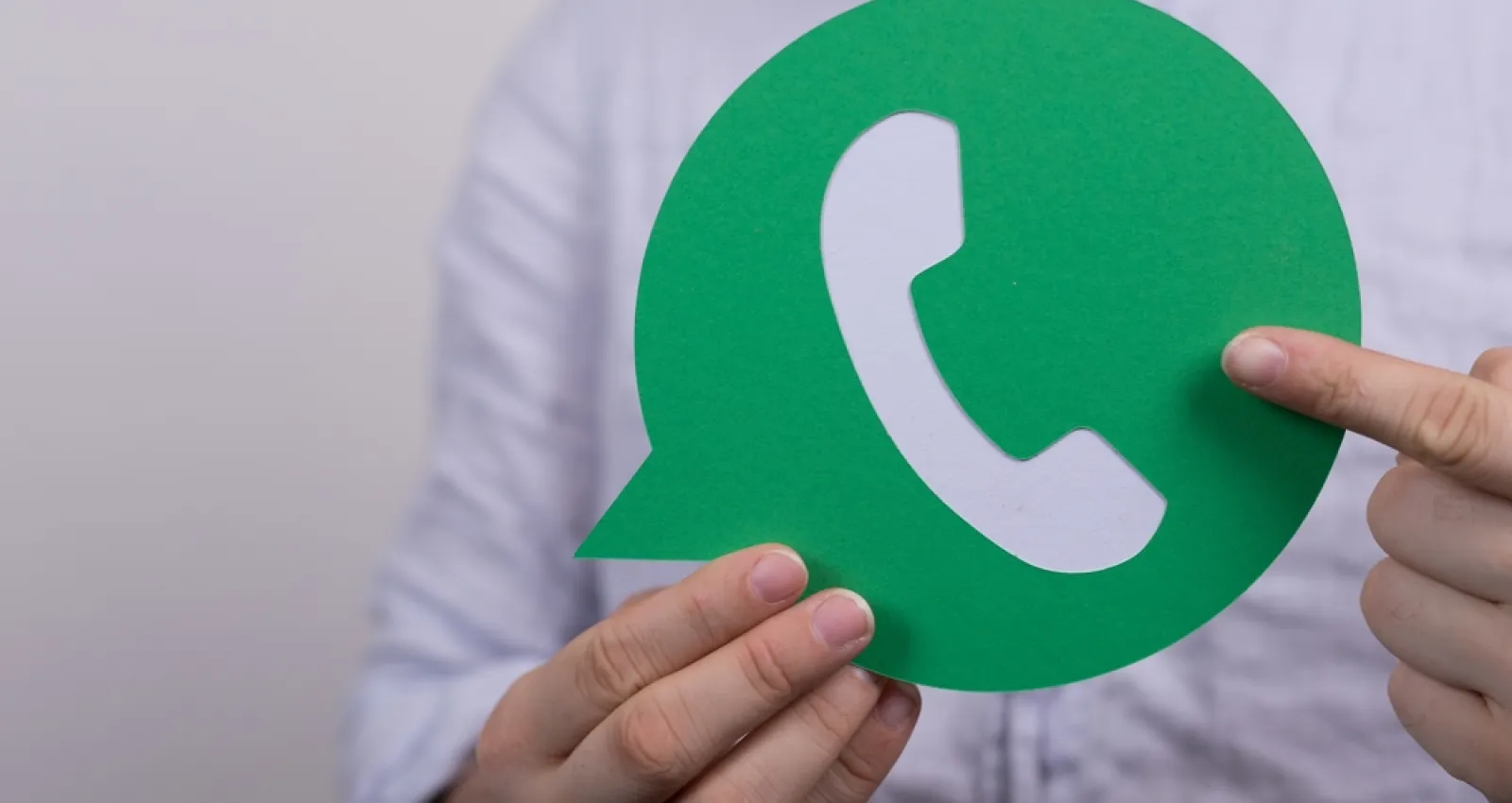 Foto de una persona con un logo de whatsapp