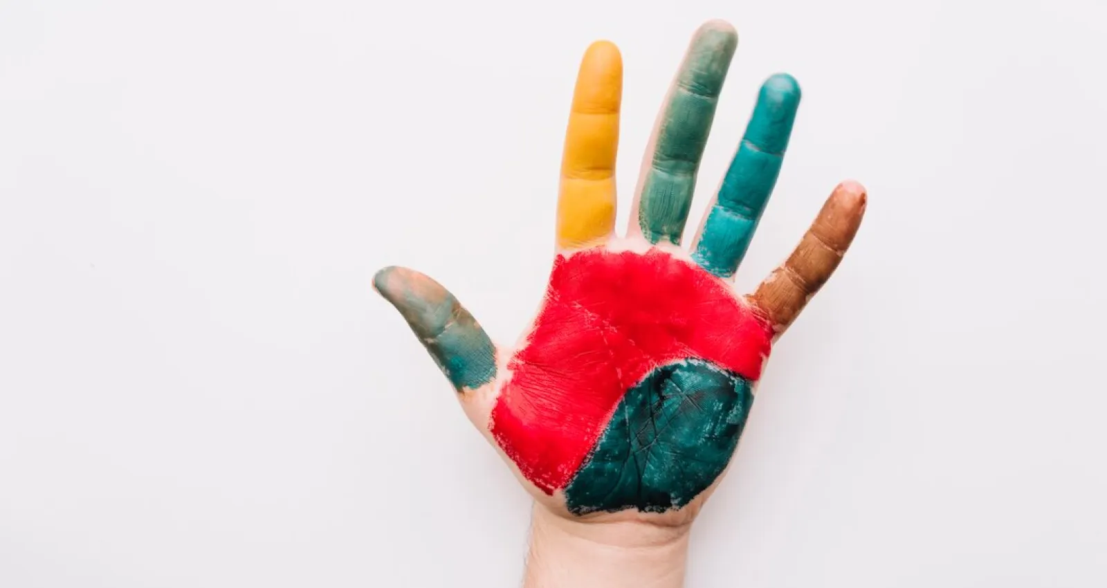 Foto de una persona con una mano pintadas de varios colores