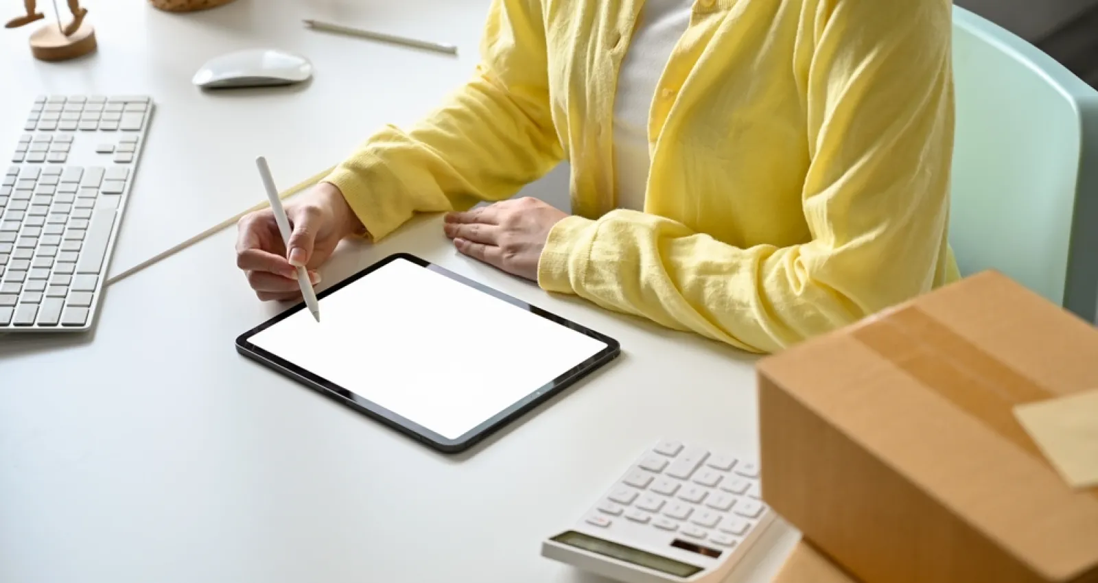 Foto de una persona con una tablet en la mesa