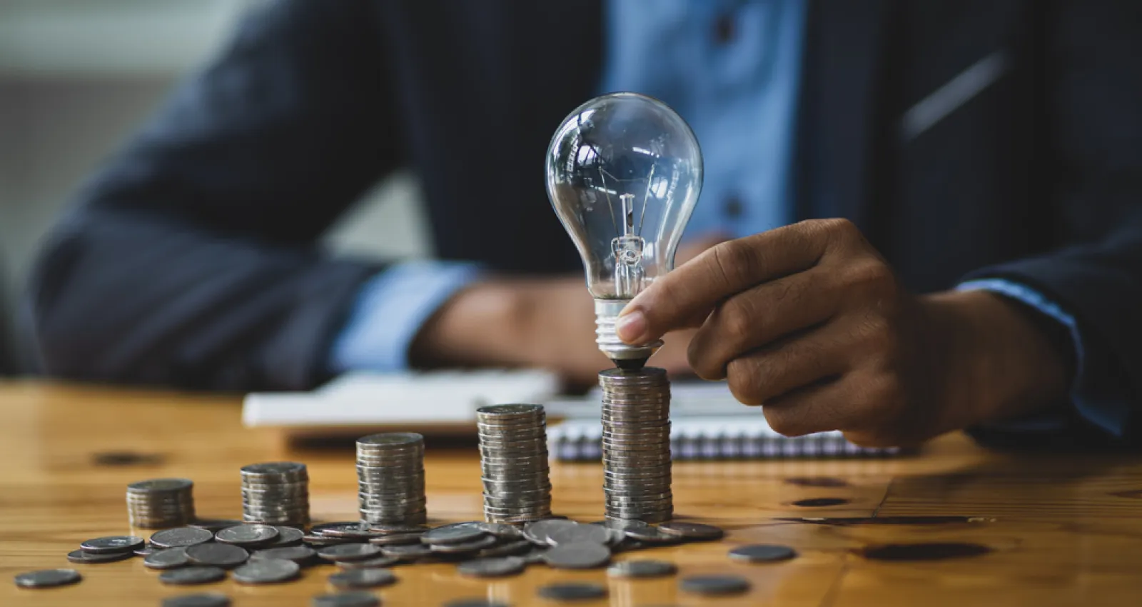 Foto de una persona con unas monedas sobre la mesa