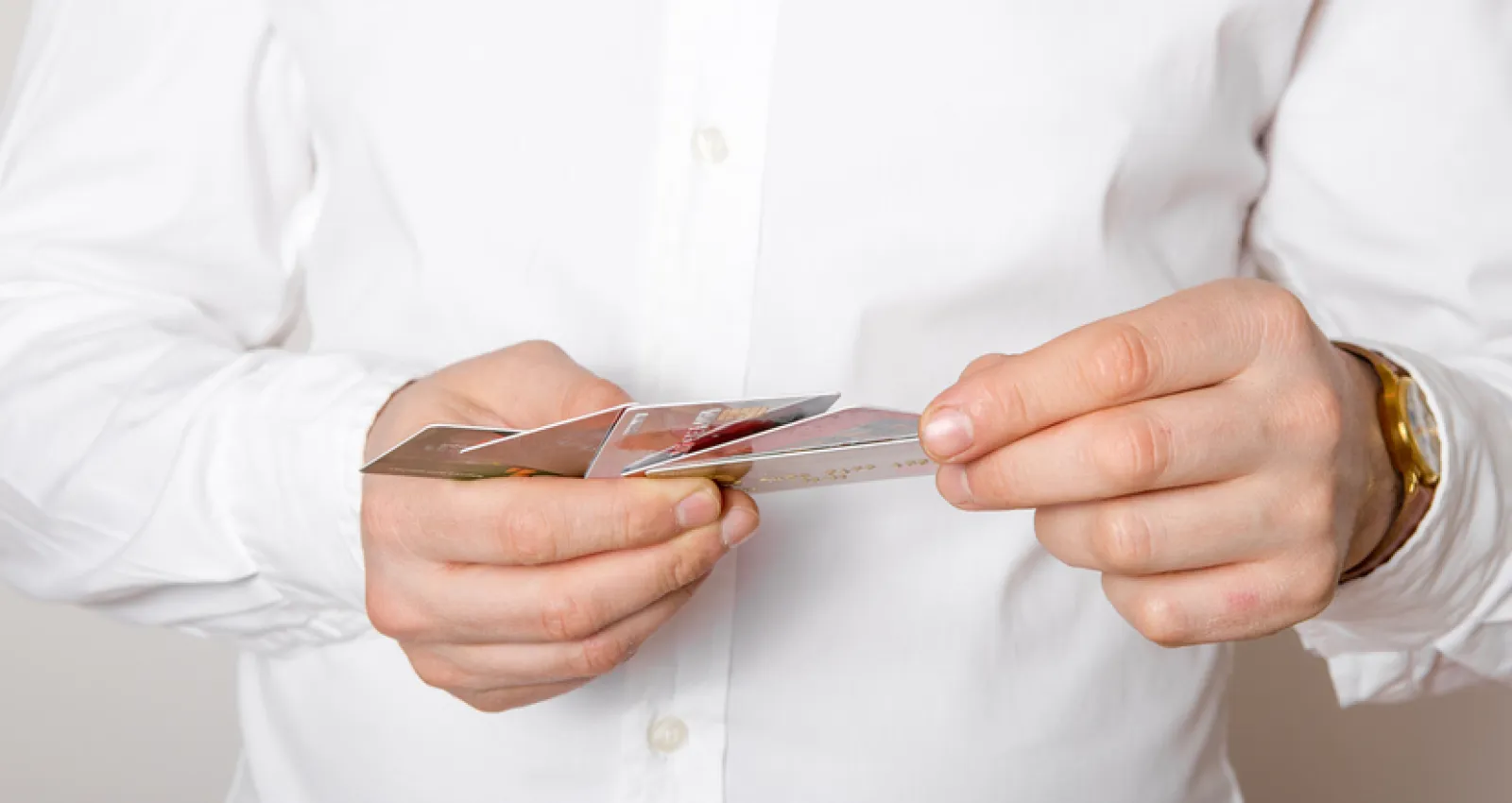 Foto de una persona con varias tarjetas en la mano
