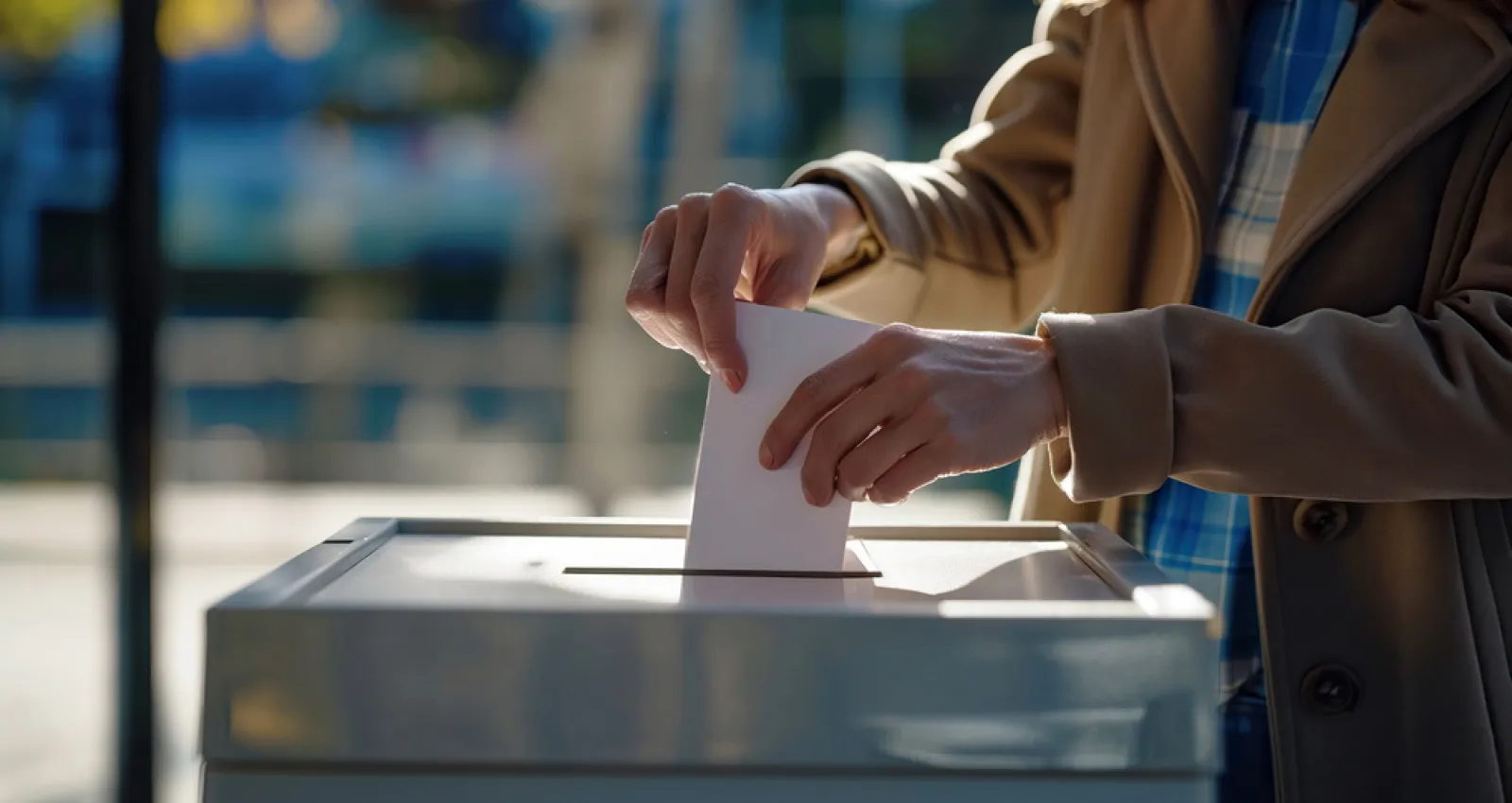 Foto de una persona depositando una hoja en una caja