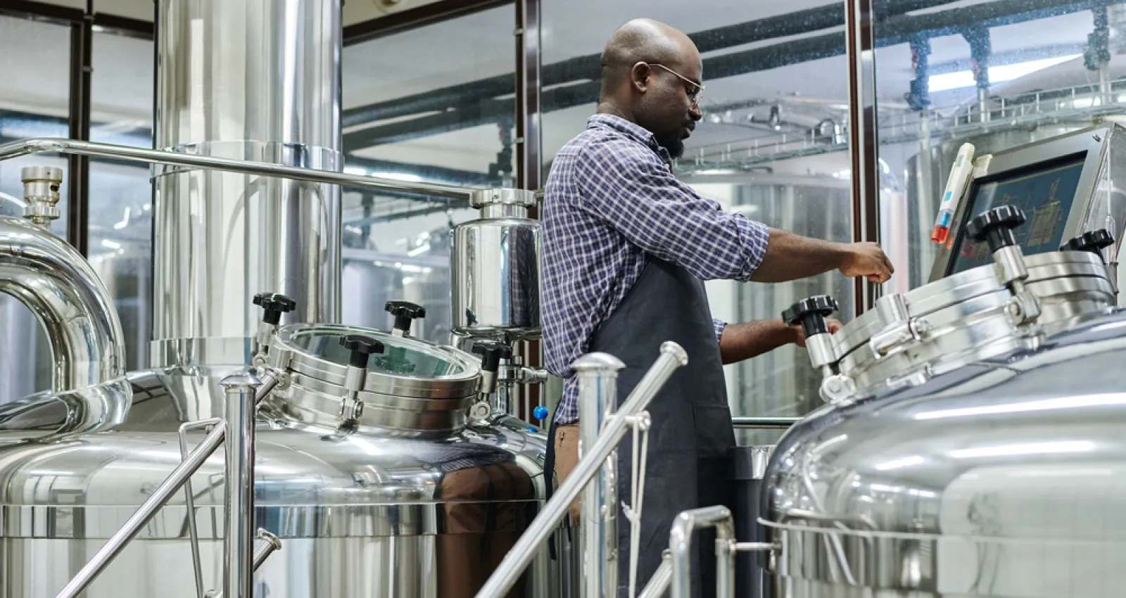 Foto de una persona en una fábrica de cerveza