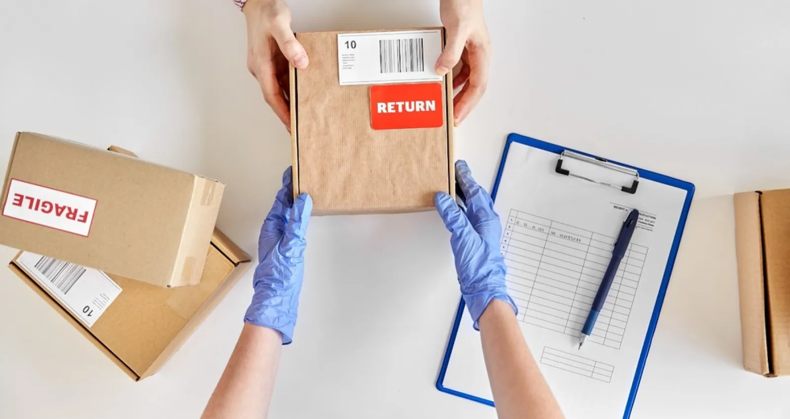 Foto de una persona entregando una caja a otra persona