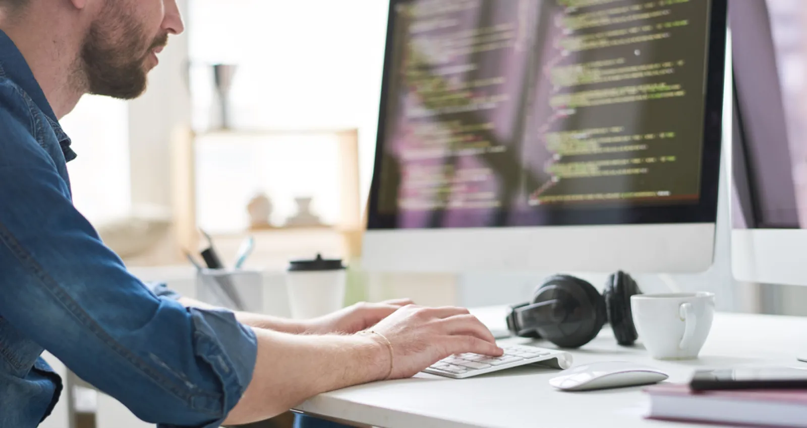 Foto de una persona escribiendo sobre el teclado de un computador