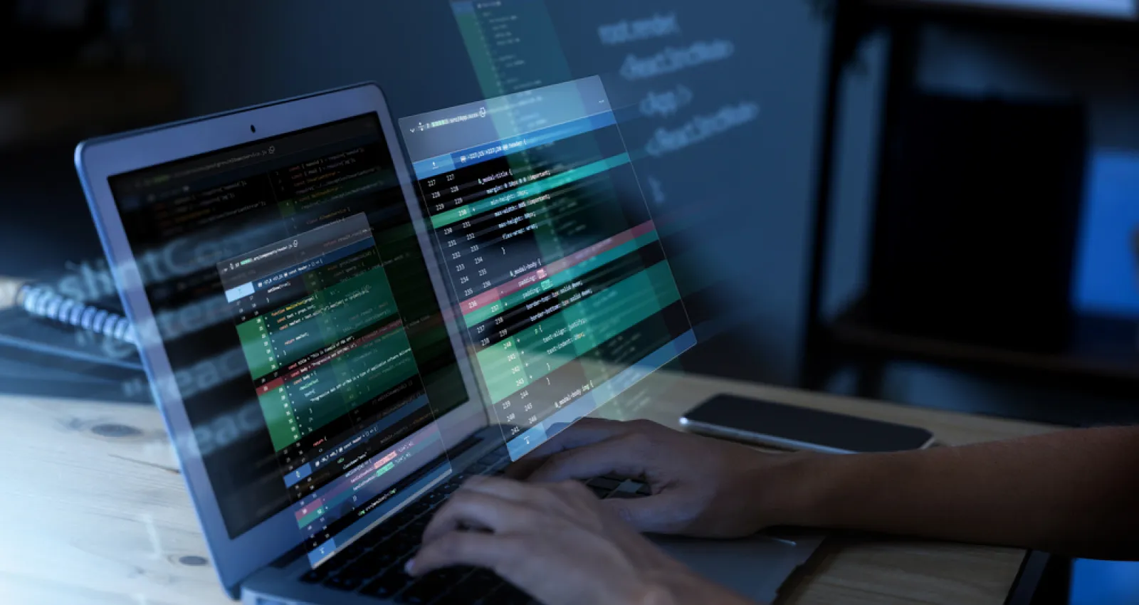 Foto de una persona escribiendo sobre un computador