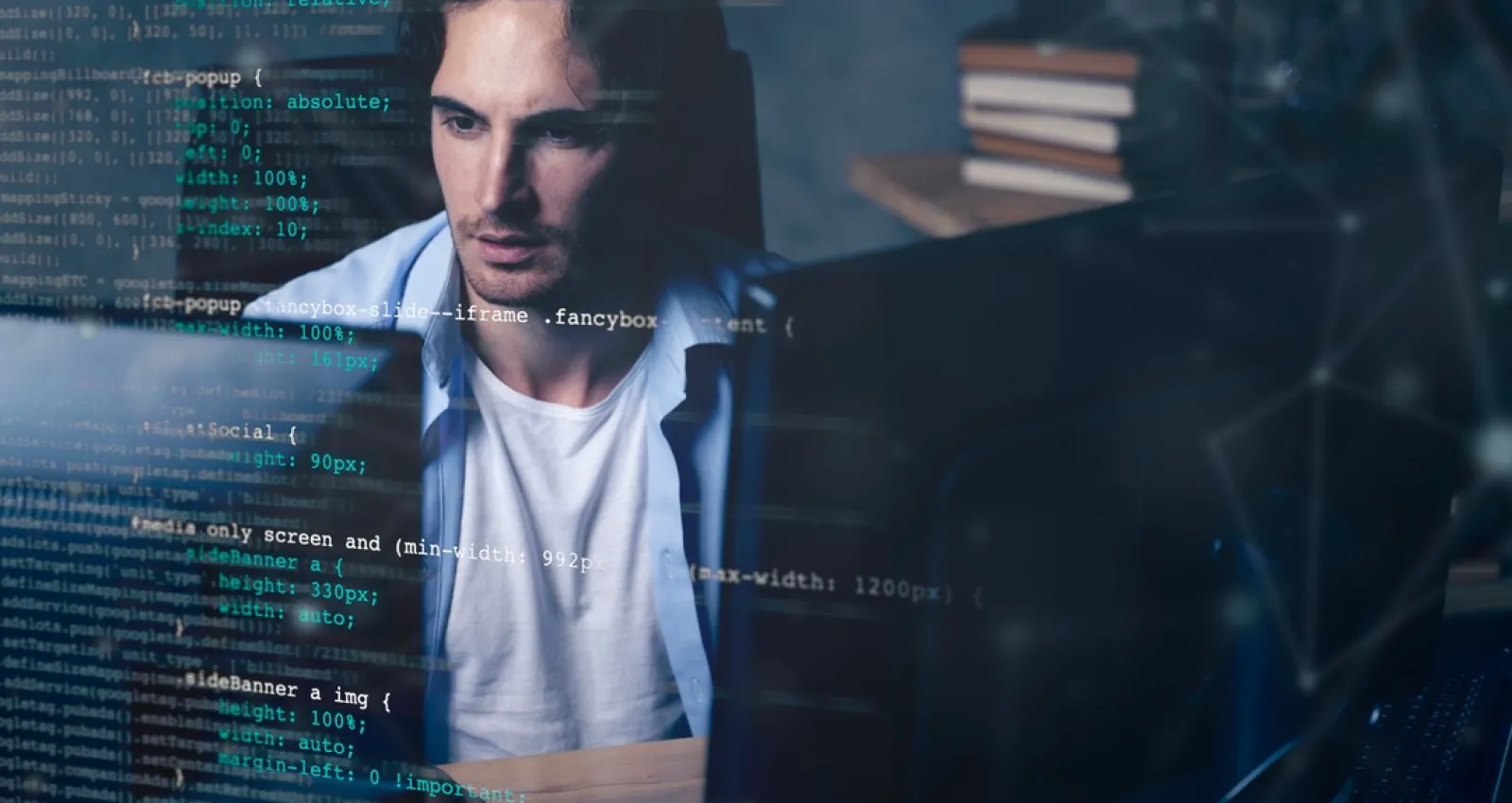 Foto de una persona frente a una computadora