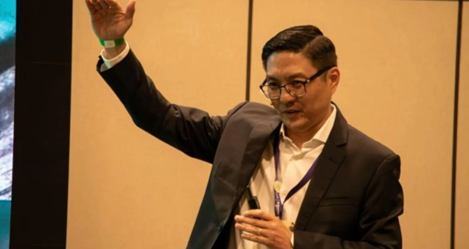 Foto de una persona japonesa exponiendo en un evento