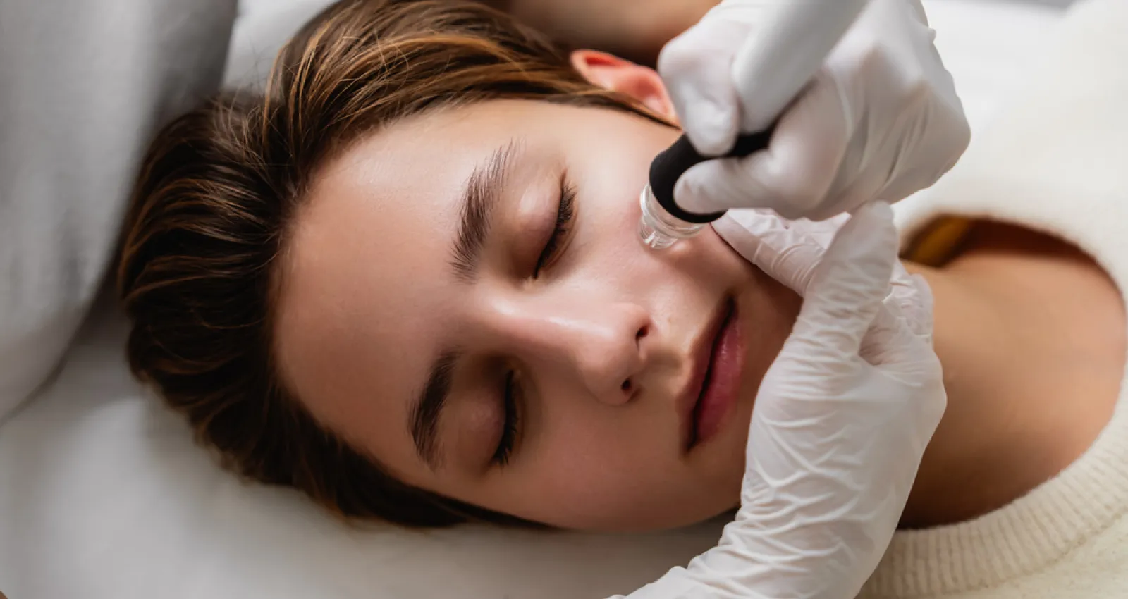 Foto de una persona limpiandose el rostro con un proceso dermatológico
