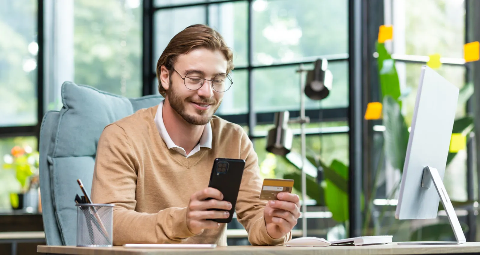 Foto de una persona mirando un celular con un fondo empresarial