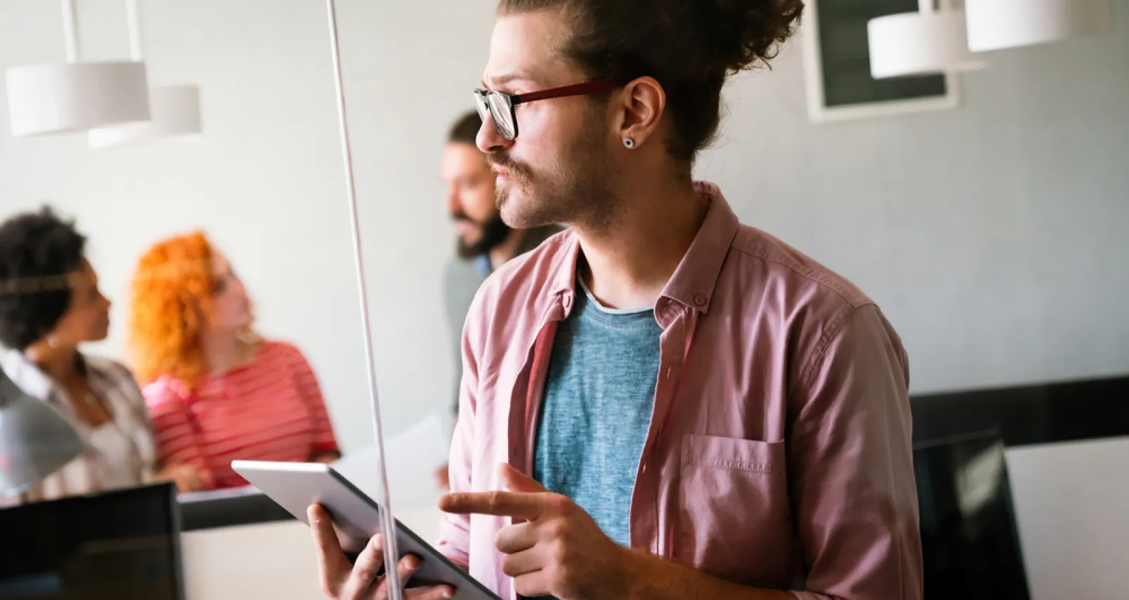 Foto de una persona mirando una tablet con un pelo afro