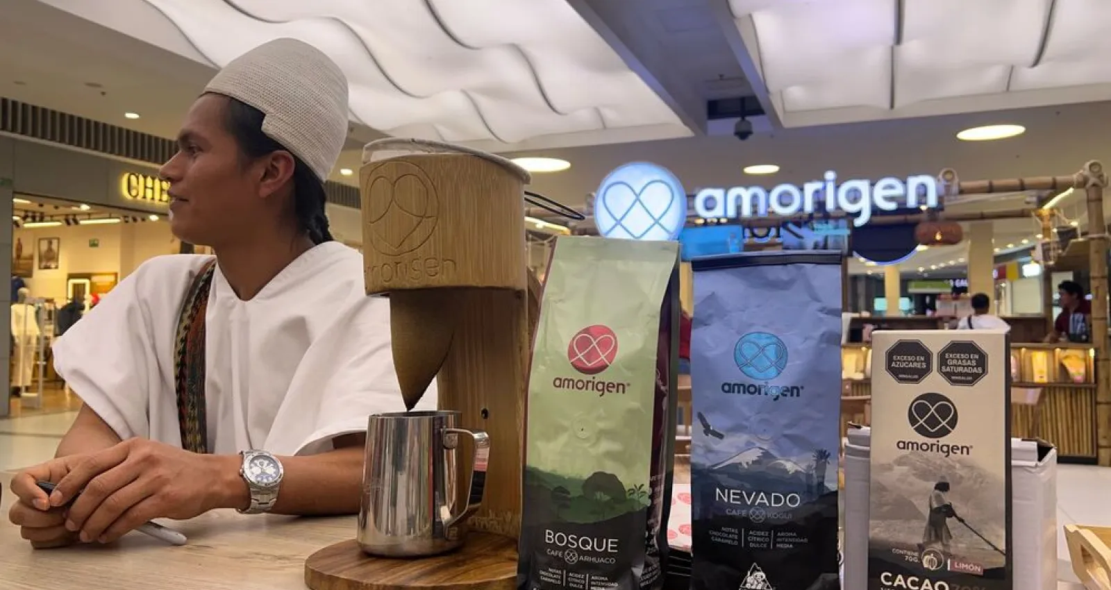 Foto de una persona posando junto a unos cafés con nombre Amoriguen