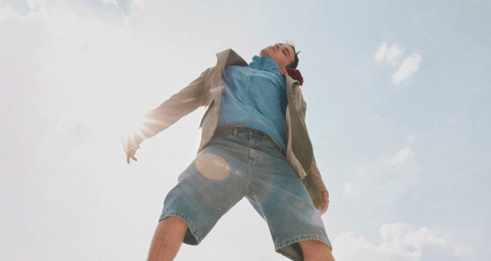 Foto de una persona saltando con el cielo de fondo