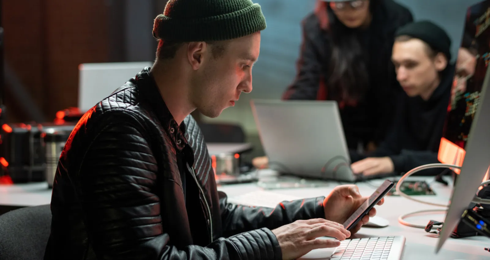 Foto de una persona simulando ser un delincuente digital