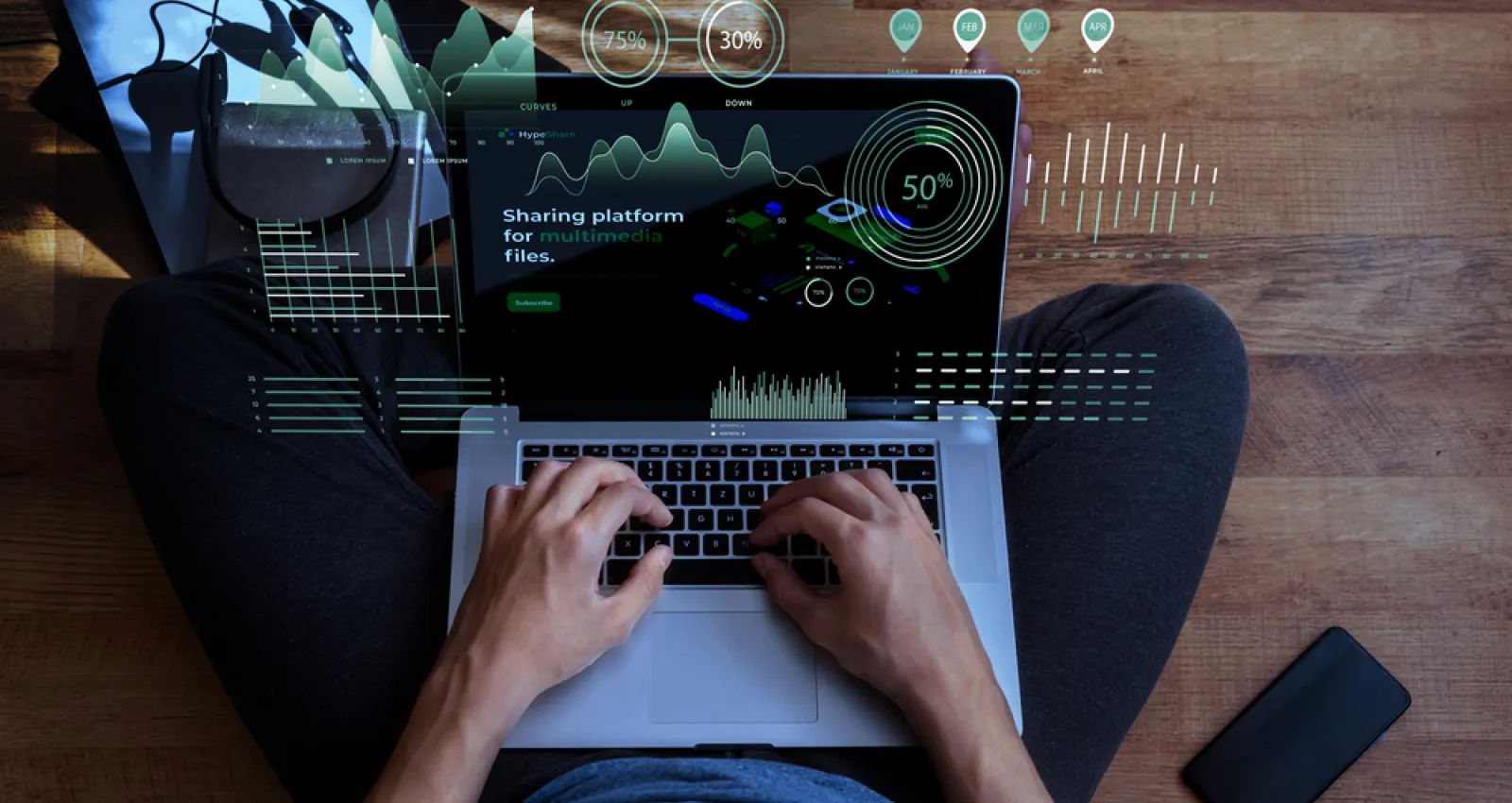 Foto de una persona tecleando en un computador portatil