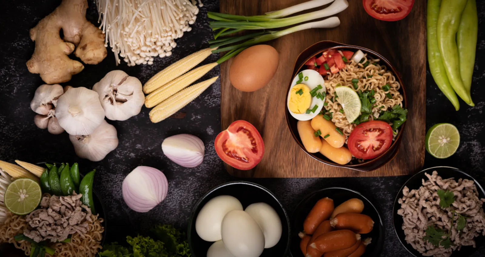 Foto de una tabla con varios alimentos sobre la mesa