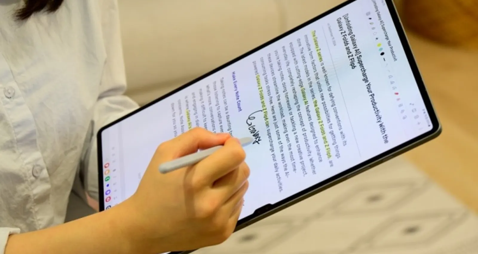 Foto de una tablet con una persona escribiendo sobre ella