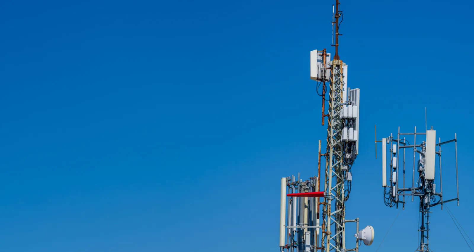 Foto de una torre de telecomunicaciones con un fondo azul