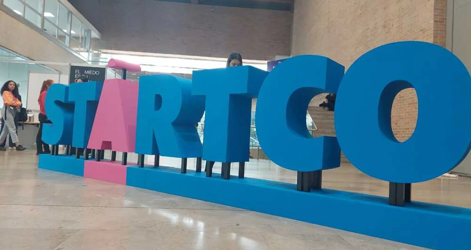 Foto de unas letras en sitio que anuncian startco