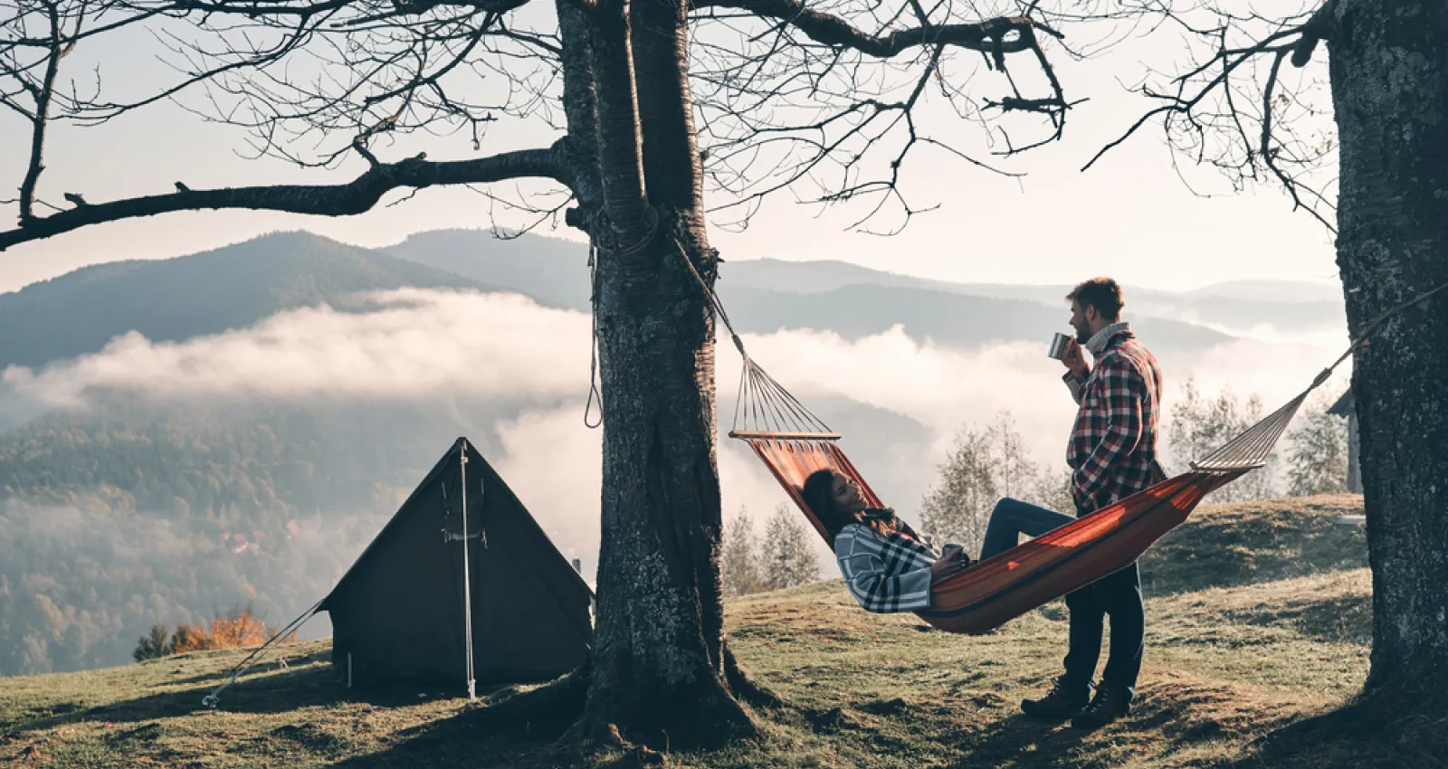 Foto de unas personas acampando en una montaña