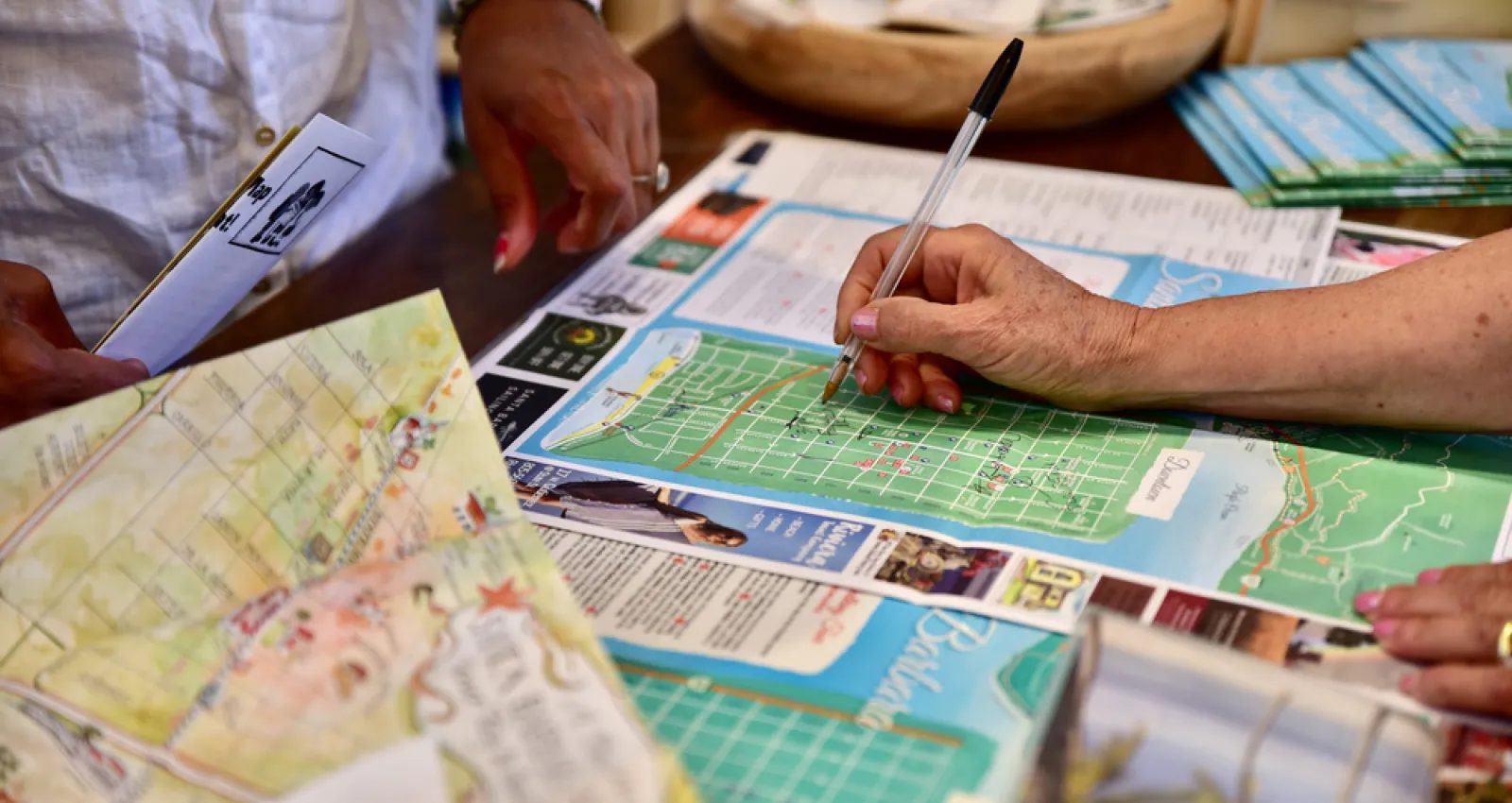 Foto de unas personas marcando un mapa