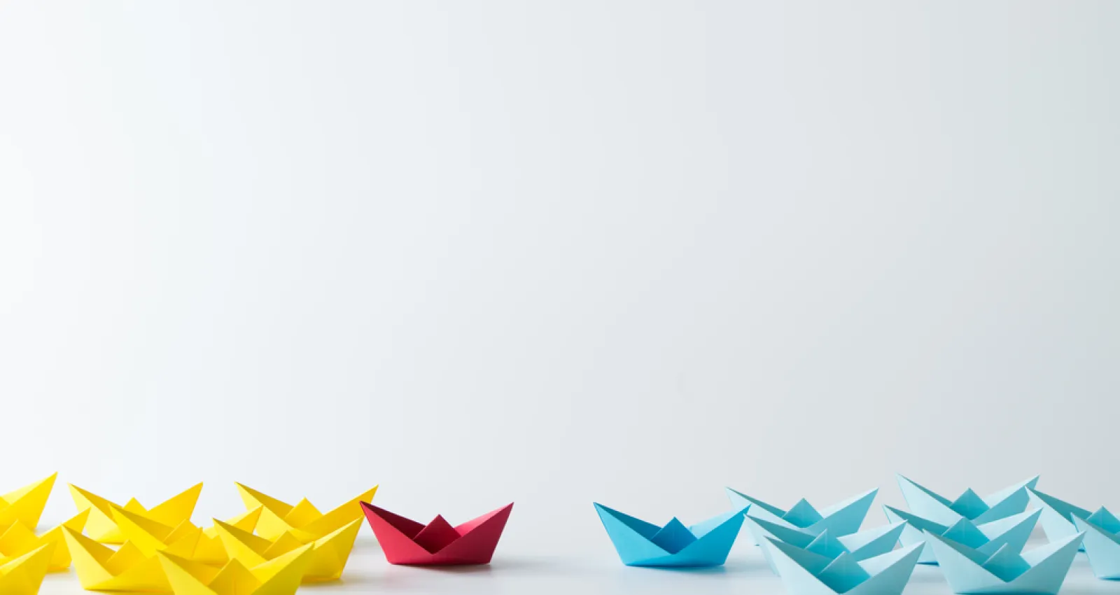 Foto de unos barcos de papel en tres colores