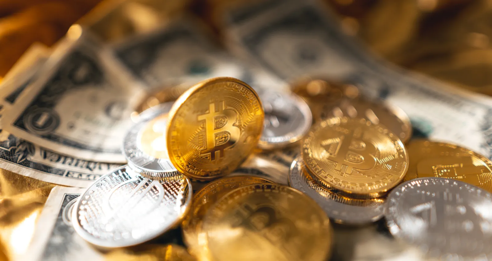 Foto de varias criptomonedas reunidas sobre una mesa
