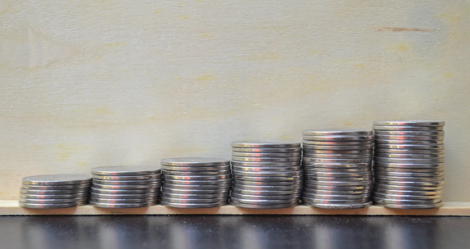 Foto de varias monedas apiladas de forma ascendente