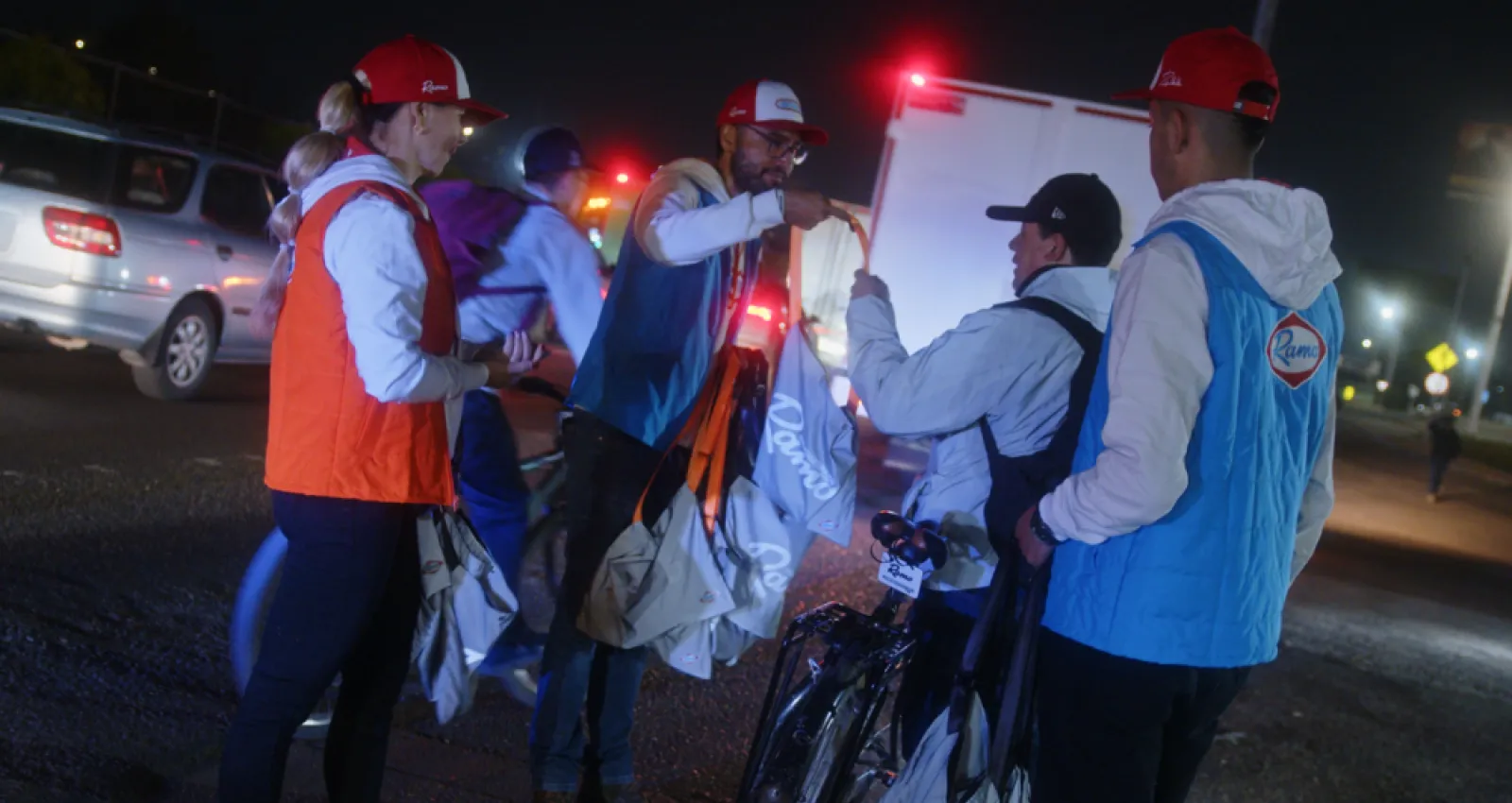 Foto de varias personas entregando kits en la calle