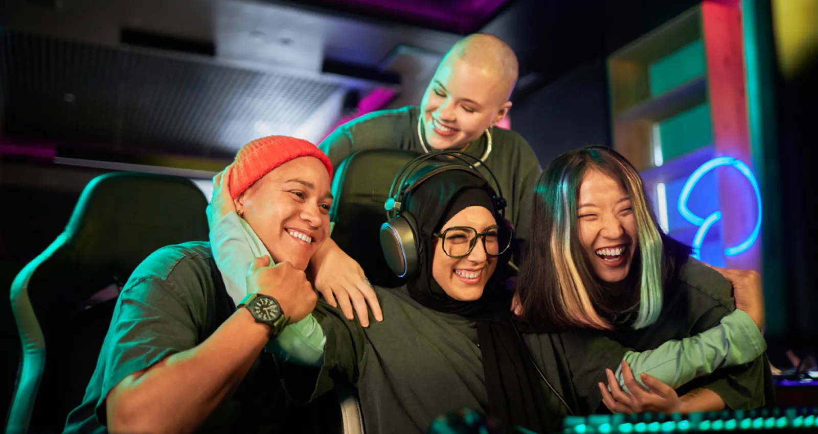 Foto de varias personas jóvenes jugando frente a un pc