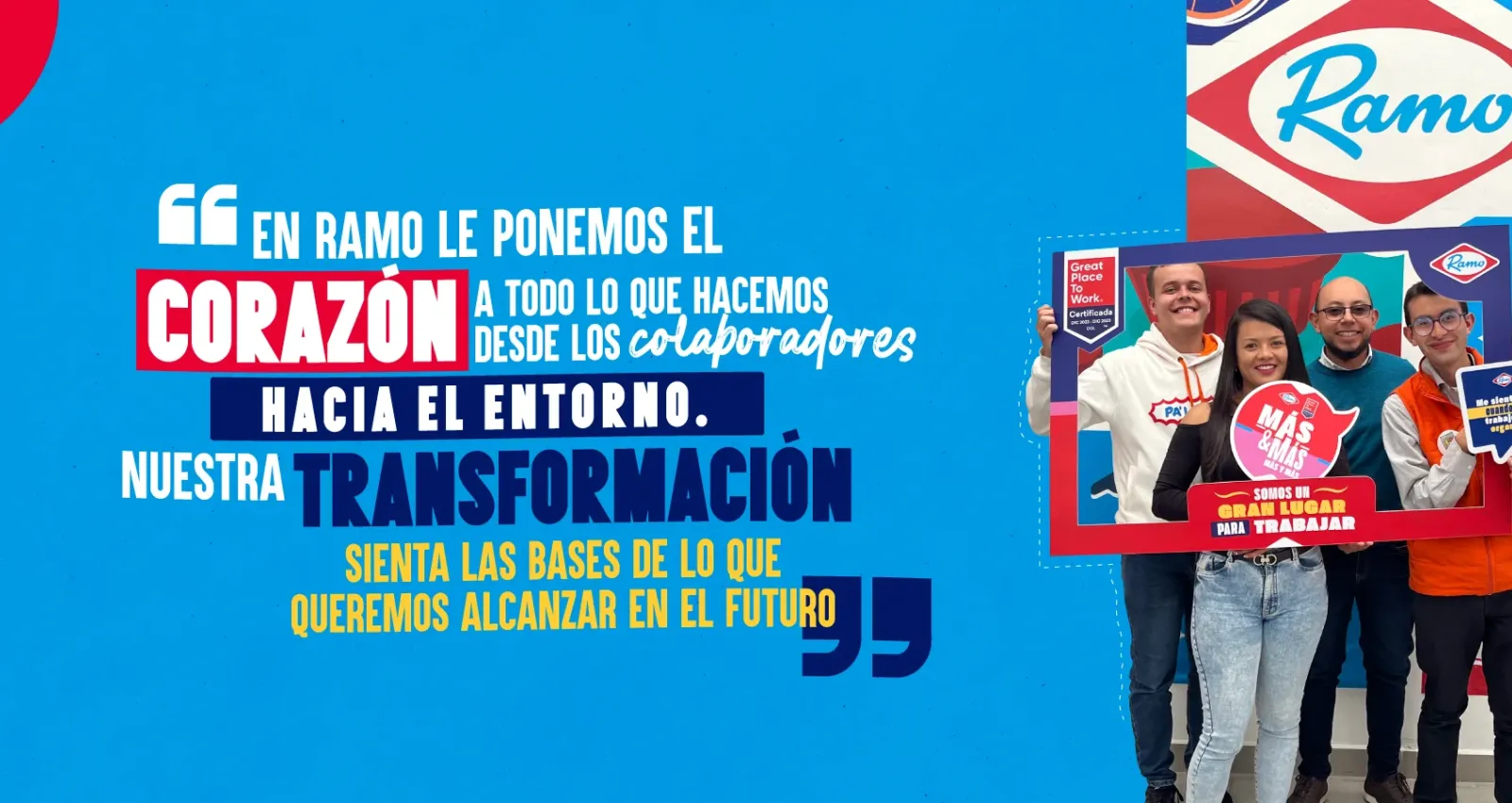 Foto de varias personas mirando a la cámara con un cartel que dice ramo