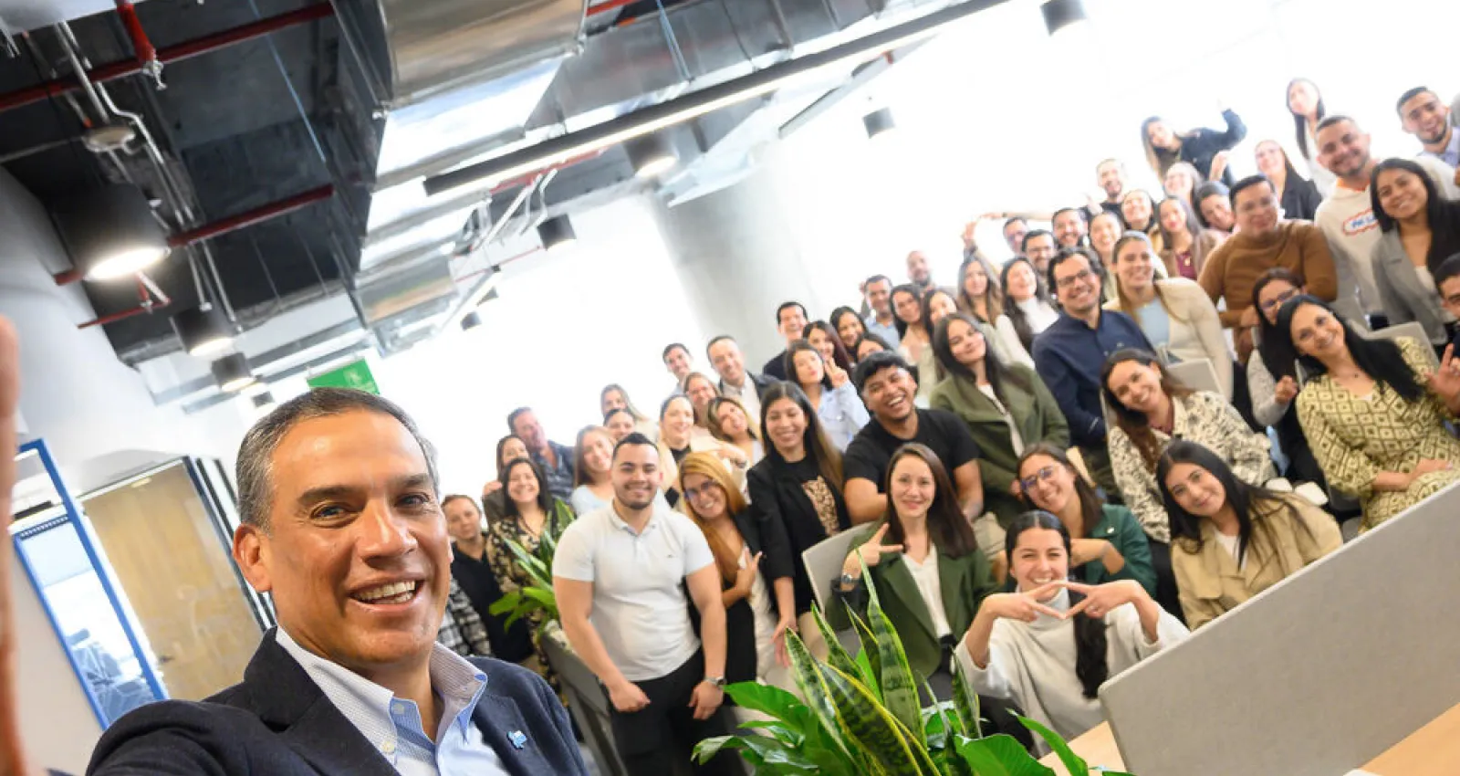 Foto de varias personas mirando a la cámara