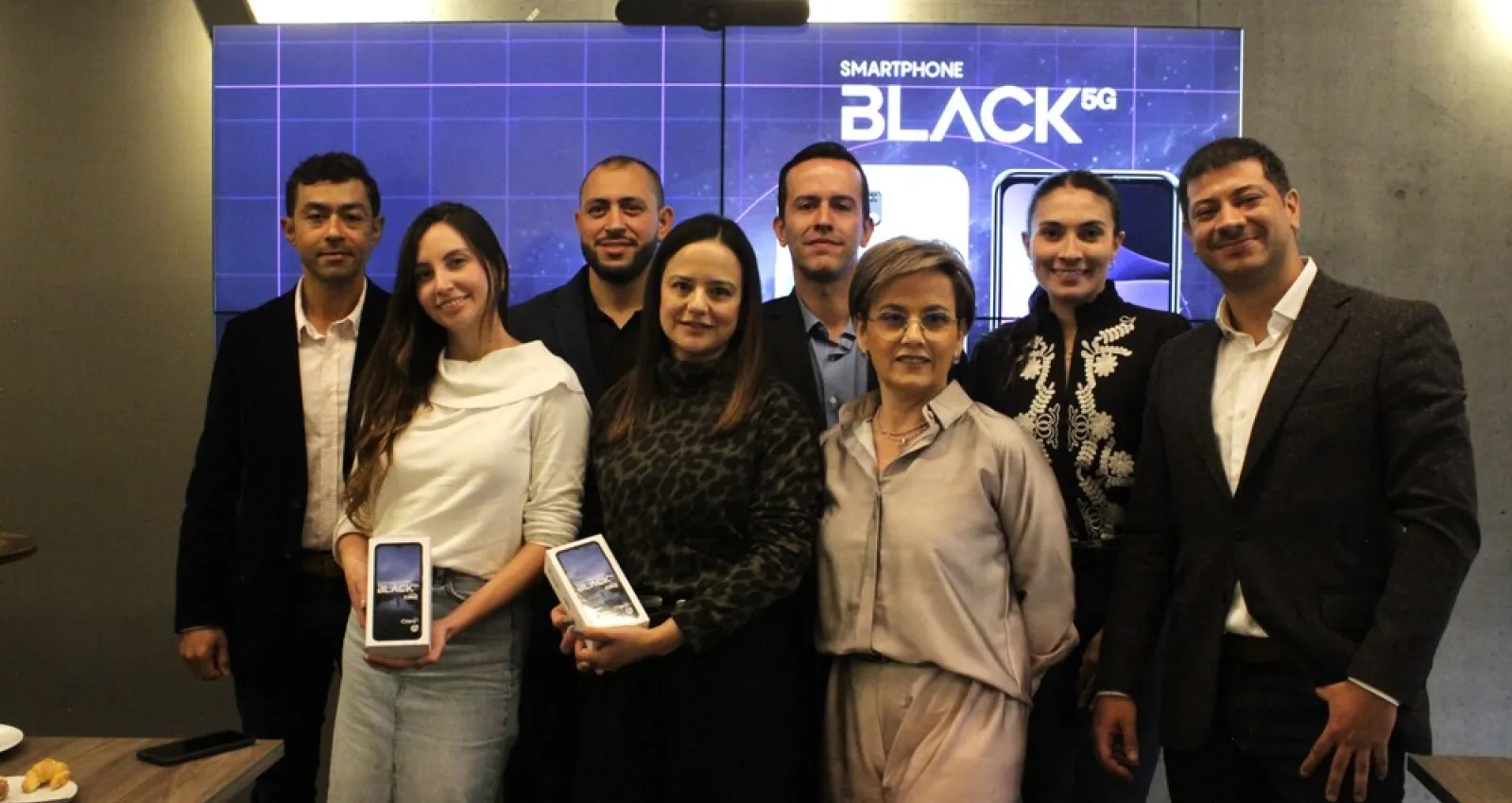 Foto de varias personas osando con celulares frente a la cámara
