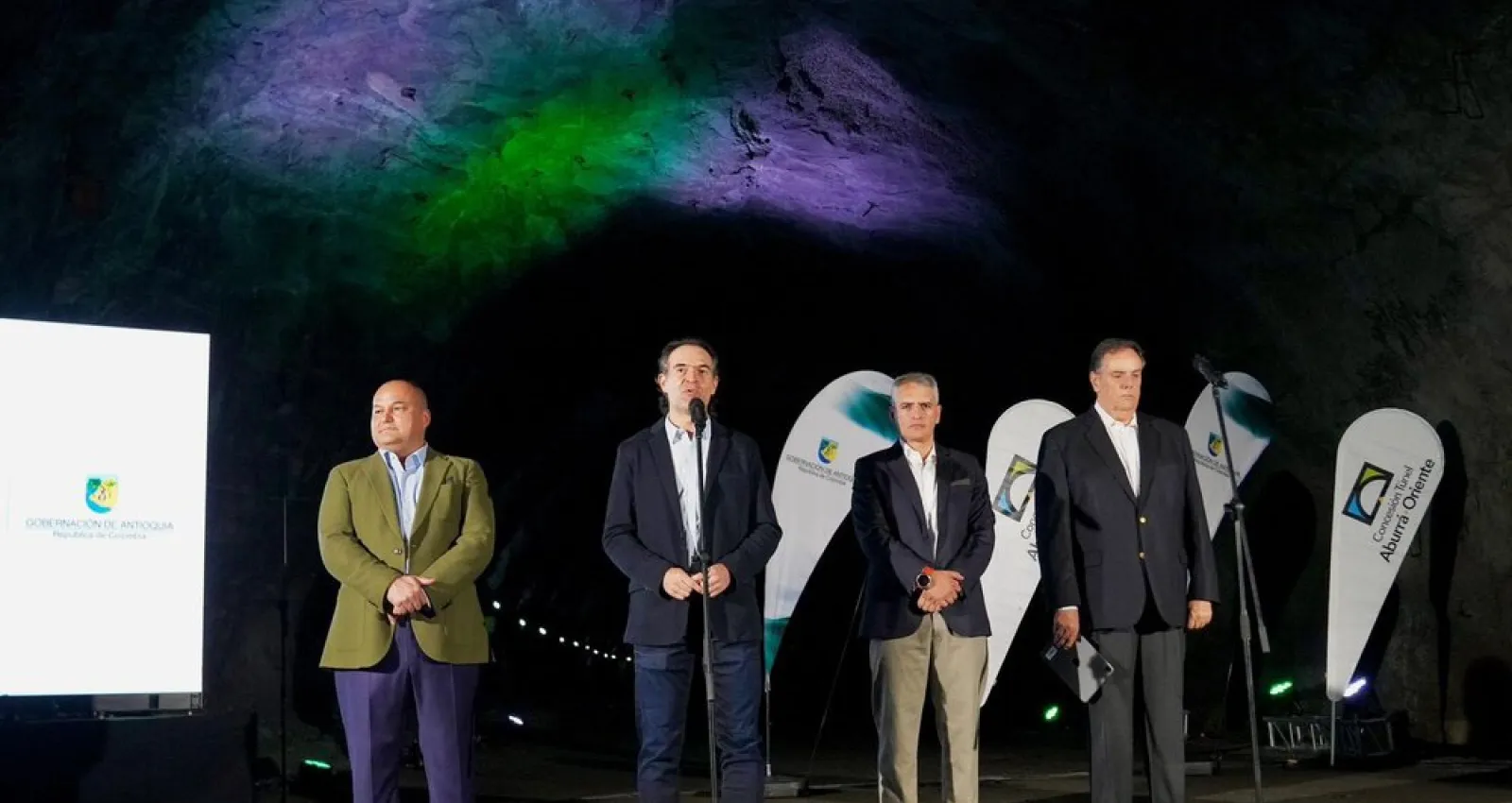 Foto de varias personas reunidas con un fondo negro
