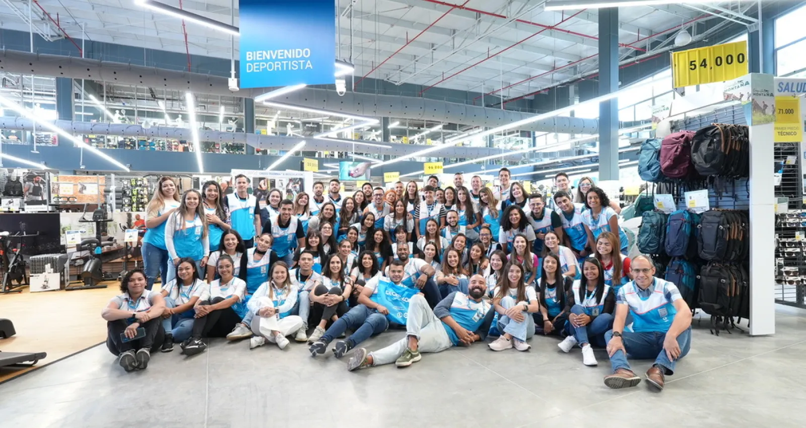 Foto de varias personas reunidas de la empresa decathlon frente a la cámara