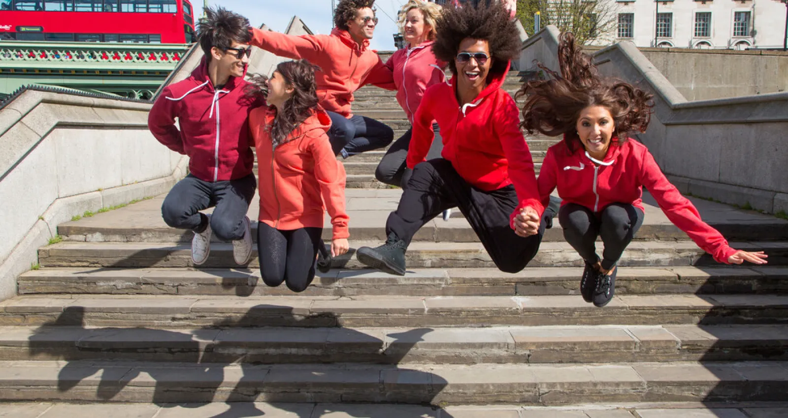 Foto de varias personas saltando de una escalera