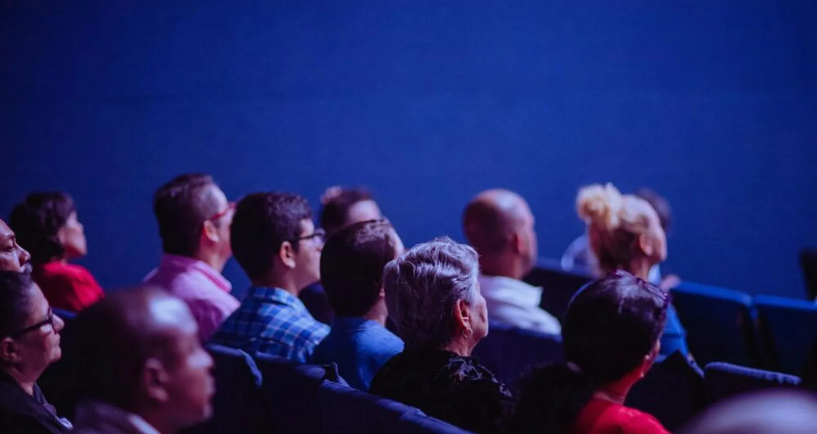 Foto de varias personas sentadas en un cine